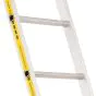 gerade Trittflächen in Gebrauchsstellung und in den Holm eingepresste Sprossen